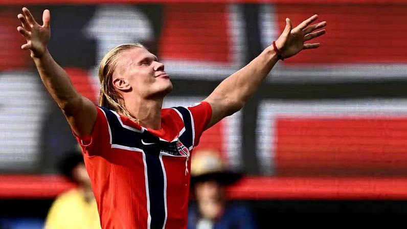 Erling Haaland comemora o segundo gol em Brasil x Noruega — Foto: REUTERS/Dylan Martinez