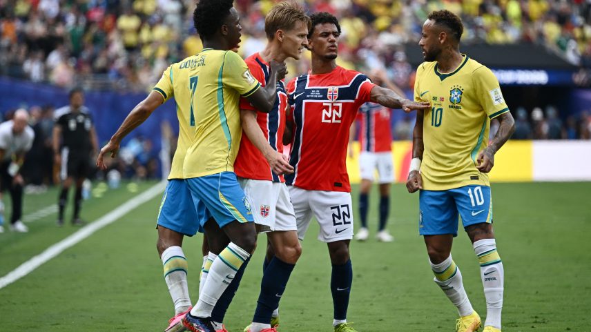 Neymar e Odegaard se estranham em Brasil x Noruega — Foto: REUTERS/Dylan Martinez