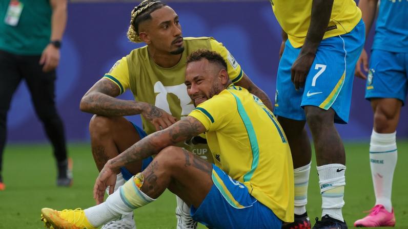 Neymar chora e é consolado por Raphinha e companheiros depois de Brasil x Noruega — Foto: James Lang/Reuters