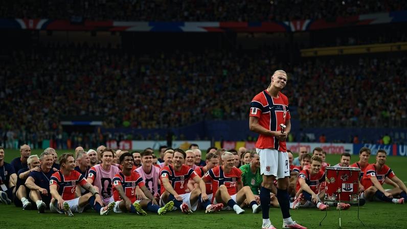 Haaland puxa a comemoração da Noruega após eliminar o Brasil — Foto: REUTERS/Dylan Martinez