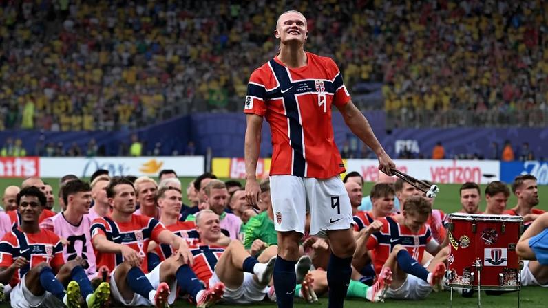Erling Haaland, da Noruega, e seus companheiros comemoram a classificação da Noruega para as quartas de final da Copa do Mundo após a partida. — Foto: Dylan Martinez / Reuters