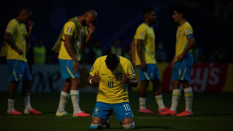 Neymar reza após a eliminação do Brasil na Copa do Mundo 2026 — Foto: REUTERS/Mike Segar