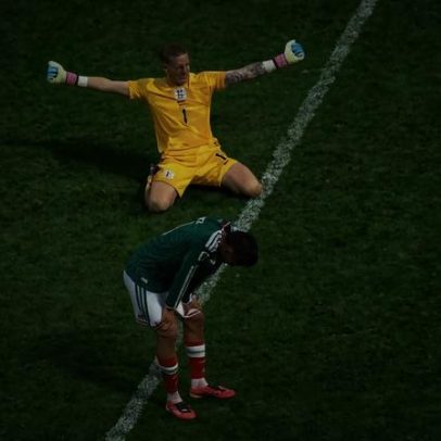 Inglaterra, com um a menos, vence no Azteca e avança às quartas
