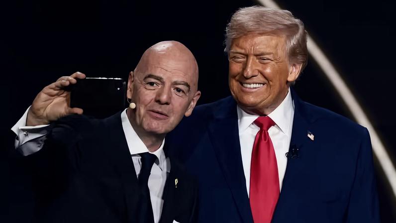 Trump posa para selfie com Infantino no sorteio da Copa do Mundo de 2026