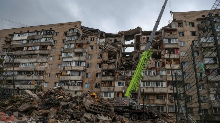 Equipes de resgate tentam encontrar sobreviventes após ataque russo a Kiev