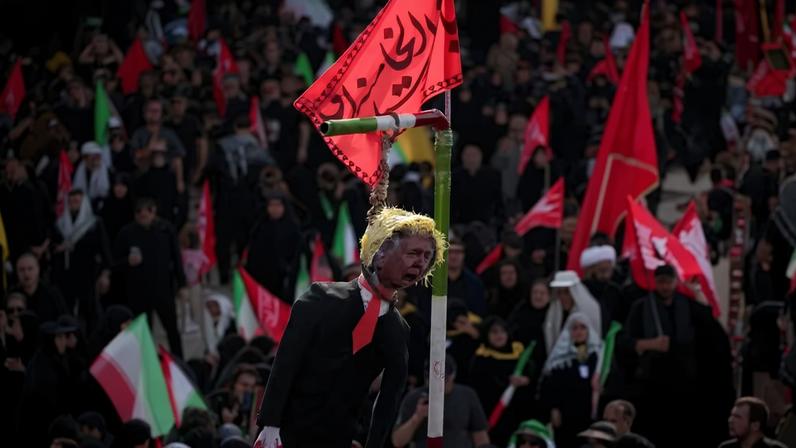 Pessoas em luto penduram uma efígie representando o presidente dos EUA, Donald Trump, durante o cortejo fúnebre do falecido Líder Supremo do Irã, o aiatolá Ali Khamenei, morto em 28 de fevereiro em ataques aéreos israelenses e americanos, em Teerã, Irã, em 6 de julho de 2026