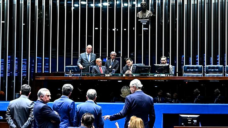 Parlamentares à bancada.
