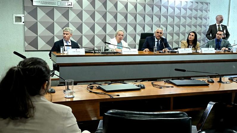 Mesa: secretário-adjunto de Prêmios e Apostas da Secretaria de Prêmios e Apostas do Ministério da Fazenda, Fabio Macorin; coordenadora do Departamento de Saúde Mental, Álcool e Outras Drogas do Ministério da Saúde, Gabriella de Andrade Boska; presidente eventual da CDH, senador Eduardo Girão (Novo-CE) representante da Sociedade Civil Juliana Prates Caminha; advogado e coordenador nacional do Movimento Brasil sem Azar, Roberto Lasserre.