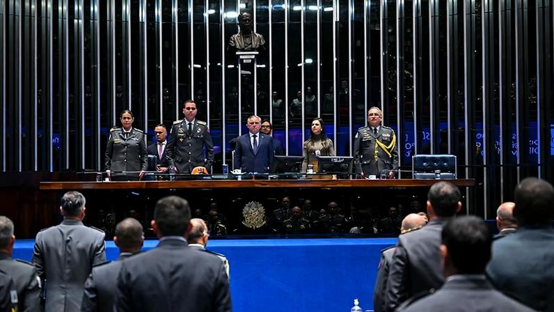 Mesa: comandante operacional do Corpo de Bombeiros Militar do Distrito Federal, coronel bombeira militar Shirlene Costa; comandante-geral do Corpo de Bombeiros Militar do Distrito Federal, coronel bombeiro militar Moisés Alves Barcelos; presidente e requerente desta sessão, senador Izalci Lucas (PL-DF), conduz sessão especial; diretora da Secretaria Legislativa do Congresso Nacional, Roberta Lys de Moura Rochael; subcomandante-geral do Corpo de Bombeiros Militar do Distrito Federal, coronel bombeiro militar Flávio Murilo Nunes Pereira.
