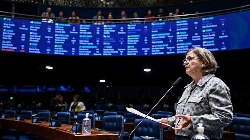 À bancada, em pronunciamento, senadora Teresa Leitão (PT-PE).