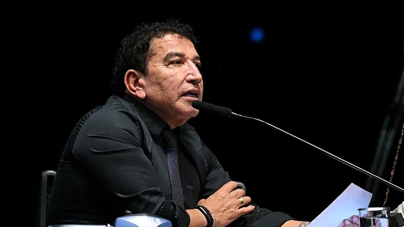 À bancada, em pronunciamento, senador Magno Malta (PL-ES).