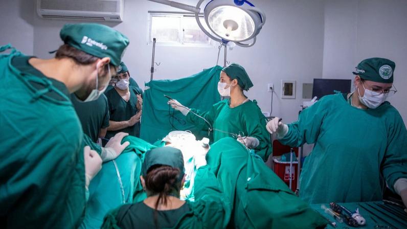 Equipe da Expedição Cirúrgica da Faculdade de Medicina (FM) da USP em cirurgia durante a edição 2026 realizada em Castanhal (PA) – Foto: Estratégia Med