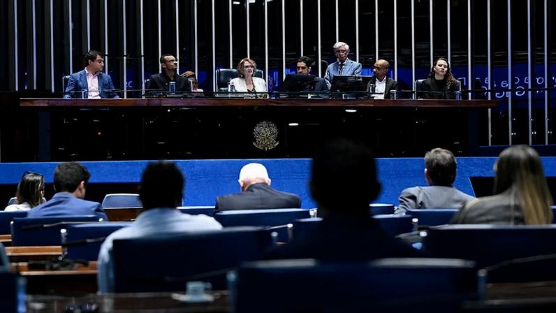 Mesa: diretor de Relações Institucionais e Governamentais da ONG Gerando Falcões, Lucas Cepeda; fundador e CEO da ONG Gerando Falcões, Edu Lyra; presidente desta sessão, senadora Damares Alves (Republicanos-DF); secretário desta sessão; cofundador e diretor de Operações da ONG Gerando Falcões, Alex dos Santos; diretora de Tecnologias Sociais da ONG Gerando Falcões, Nina Rentel Scheliga.