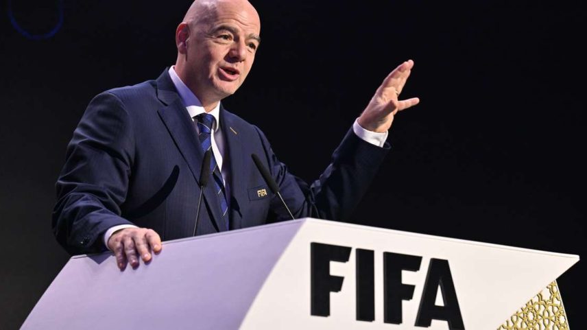 Infantino desiste de plano da Copa, mas UEFA e CONCACAF declaram perda de confiança