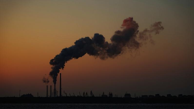 A produção industrial está entre as atividades que mais contribuem para a emissão de gases de efeito estufa