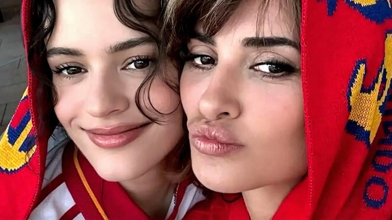 Rosalía e Penélope Cruz posam juntas durante jogo entre Espanha e Áustria, na Copa do Mundo