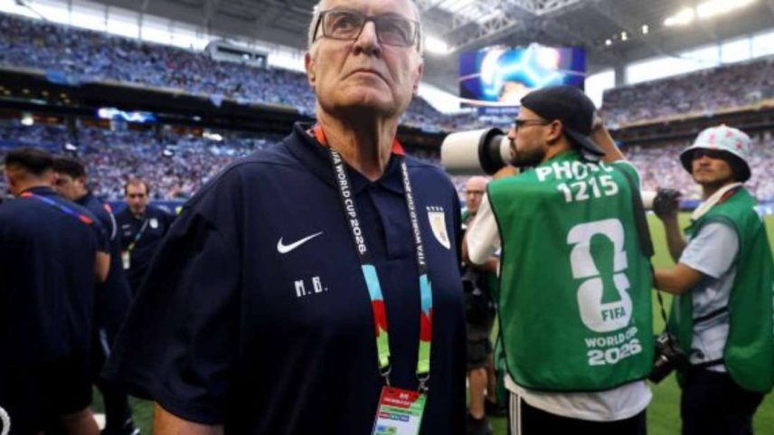 Bielsa deixou o comando da seleção do Uruguai após eliminação na primeira fase da Copa
