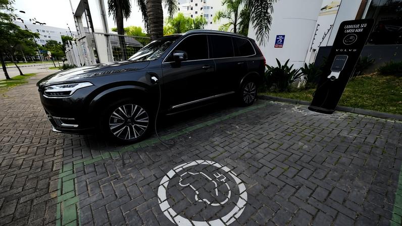 Vendas de carros elétricos triplicam no Brasil em 2026