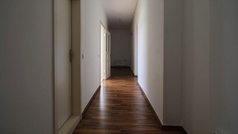 Corredores estreitos podem ganhar sensação de amplitude com escolhas inteligentes de cores, iluminação e decoração