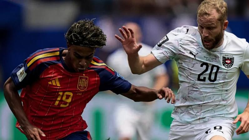 Lamine Yamal em disputa de bola com jogadores da Áustria na Copa do Mundo –
