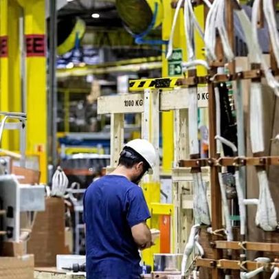 Indústria extrativa e derivados de petróleo puxam recuo da produção em maio