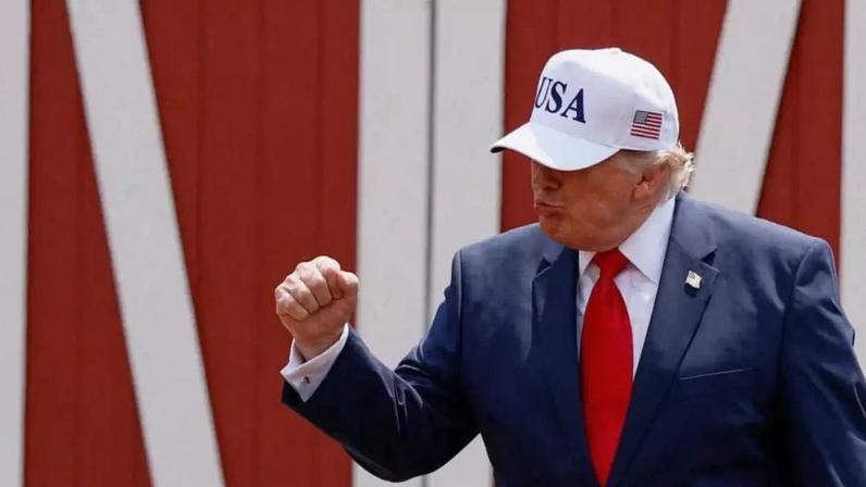 Donald Trump de boné, com um dos punhos cerrados