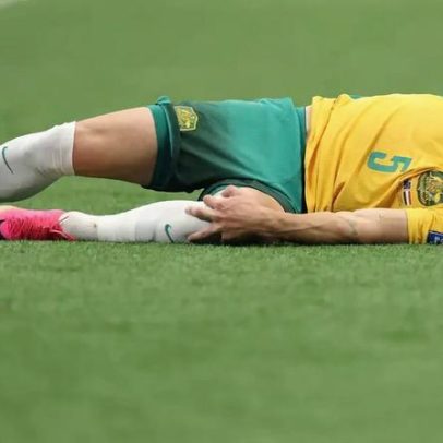 Jogador da Austrália deixa campo após entrada dura contra o Egito na Copa
