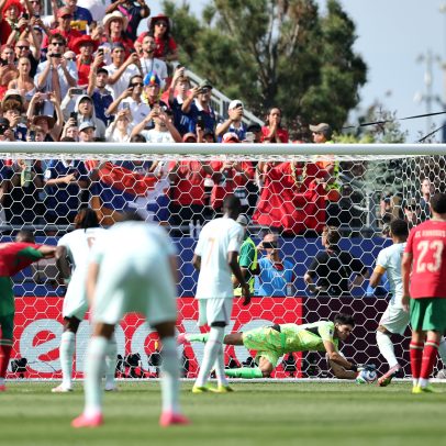 Bono passa Taffarel e iguala recorde de pênaltis defendidos em Copas