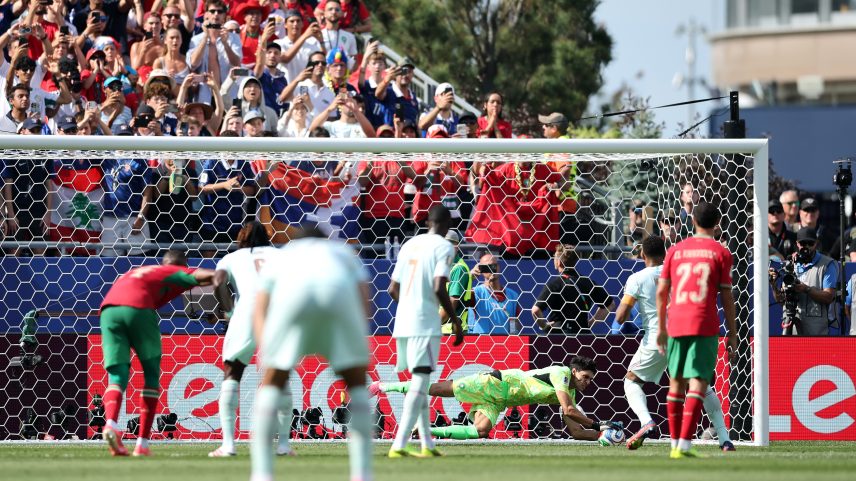 Bono passa Taffarel e iguala recorde de pênaltis defendidos em Copas