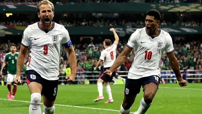 Inglaterra, com dez, vence México após pênalti de Kane na Copa do Mundo