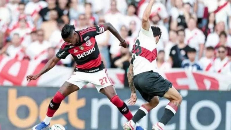 Bruno Henrique sai para o abraço após balançar as redes do River Plate –