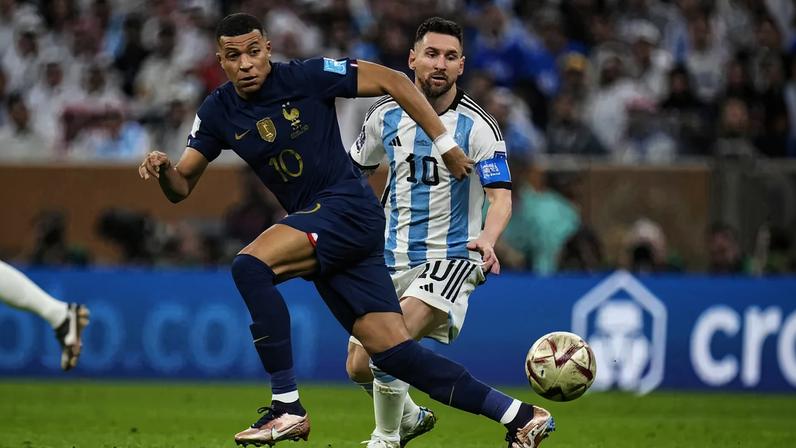 O europeu Kylian Mbapé e o sul-americano Lionel Messi durante a final entre França e Argentina na Copa de 2022