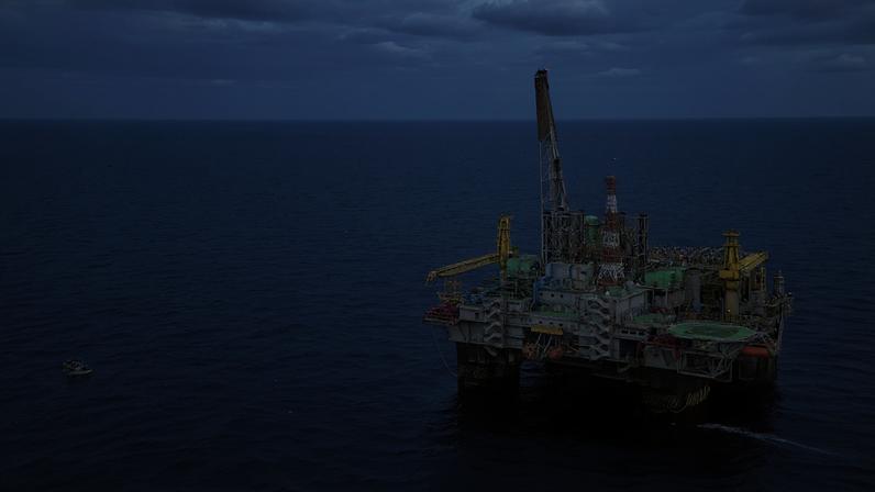 O setor extrativista apresentou queda de 7,9%, e o coque, produtos derivados de petróleo e biocombustíveis, anotou baixa de 5,1%, contribuindo para a queda da produção industrial em maio — Foto: Rich Press/Bloomberg