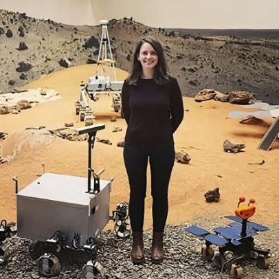 Cientista que limpou banheiro espacial na prática lidera equipes de Marte