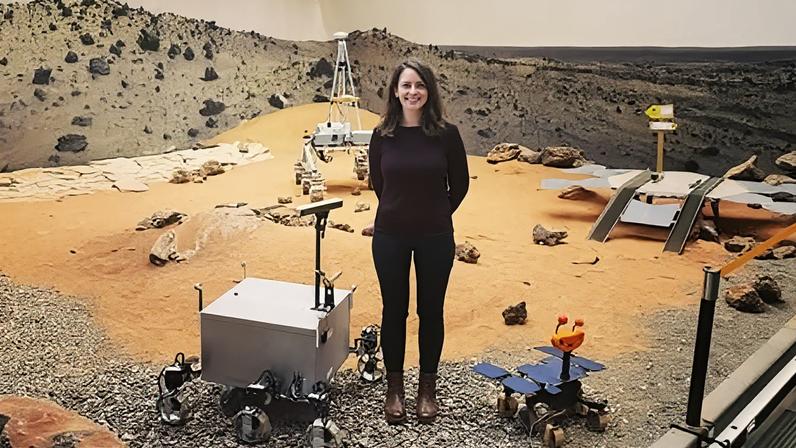 Cientista que limpou banheiro espacial na prática lidera equipes de Marte