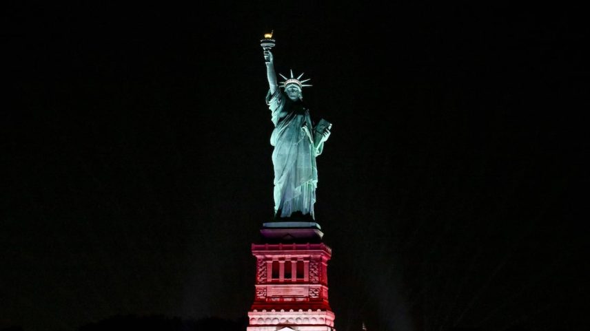 A Estátua da Liberdade é iluminada durante o evento especial "Liberty Lights", realizado para celebrar o 250º aniversário da independência dos EUA na Liberty Island, em Nova York, em 1º de julho de 2026