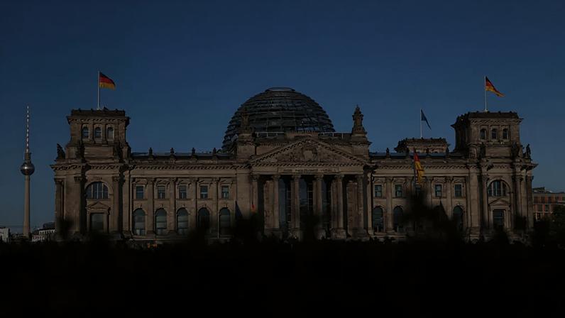 O Bundestag (foto), em Berlim, iniciou o debate sobre o Programa para Recuperação Econômica e Emprego, elaborado pelos dois partidos da coalizão que governa a Alemanha.