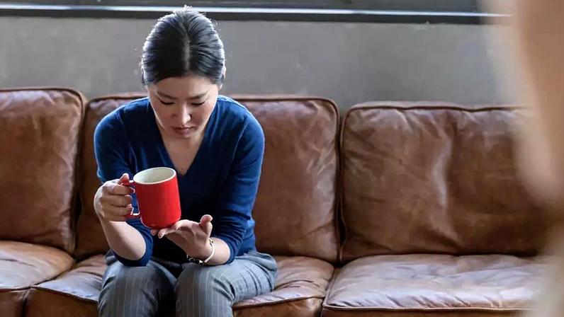 Cafés do choro' são espaços físicos em que mães japonesas exaustas vão para desabafar com outras, em plena madrugada