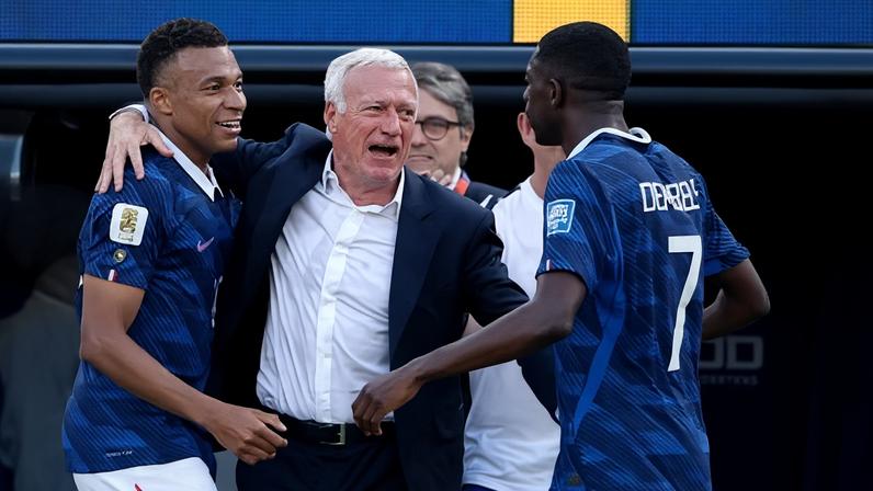 Didier Deschamps with Kylian Mbappé and Ousmane Dembélé. ‘The collective strength is everything, and Kylian is the best shining example,’ said the head coach.