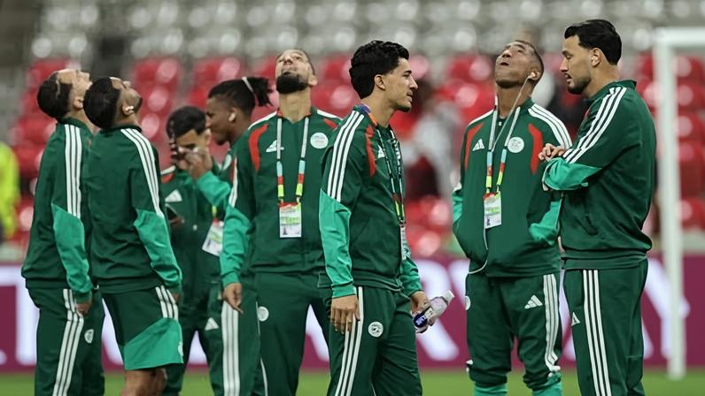 Algeria players inspect the pitch before the Fifa World Cup 2026 last-32 match against Switzerland. Follow live updates and scores from the SUI vs ALG.