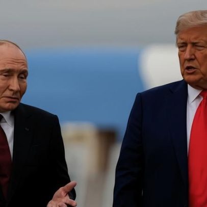 Trump se apresenta como pacificador em longa ligação com Putin