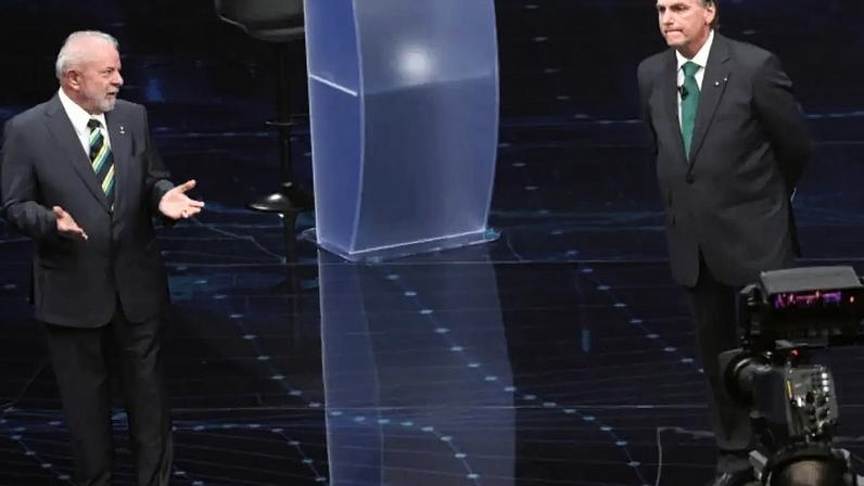 Lula e Jair Bolsonaro durante debate da Band nas eleições de 2022.