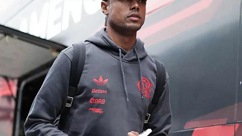 Bruno Henrique em embarque com a delegação (Foto: Gilvan de Souza/Flamengo)