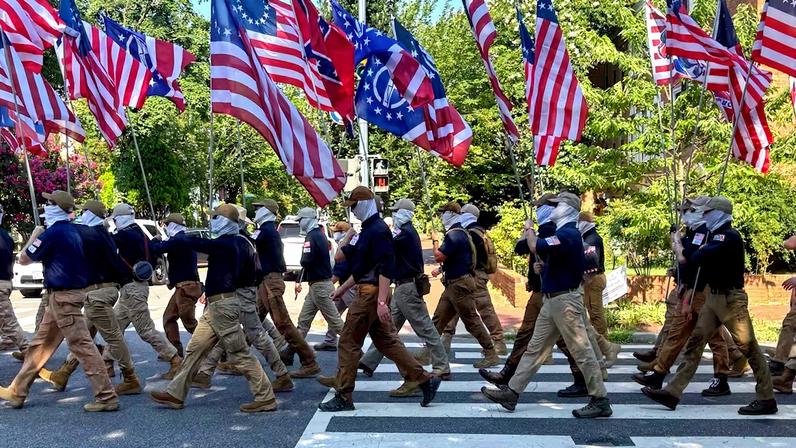 Membros do Patriot Front marcham em Washington