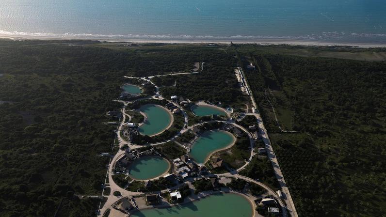 Vila Carnaúba, na praia do Préa, no Ceará: hotel Anantara, o primeiro do Brasil, será construído dentro de condomínio de luxo, formado por lagoas artificiais, à beira-mar (Foto: Divulgação/Grupo Carnaúba)