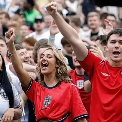 Bares e polícia se preparam para Inglaterra x México às 1h após recuo da Fifa
