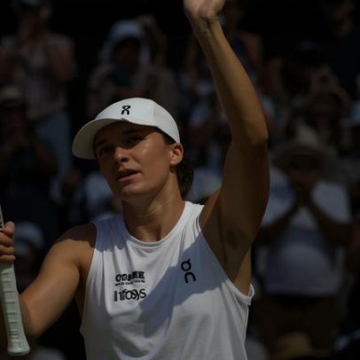 Swiatek supera lágrimas, vence Pliskova e avança no Wimbledon