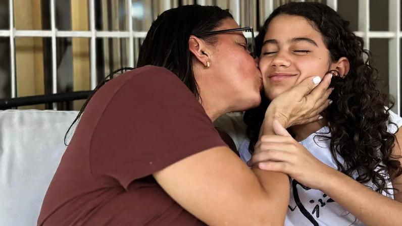 Karina (à esquerda) diz que levará um tempo para se recuperar, mas que sua família seguirá em frente