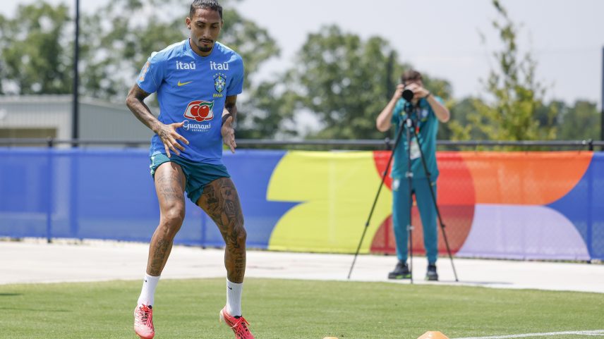 Raphinha, em treino no campo pela Seleção nesta terça-feira — Foto: Rafael Ribeiro/CBF