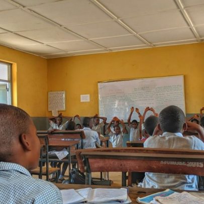 Terroristas invadem escola e sequestram dezenas de estudantes na Nigéria